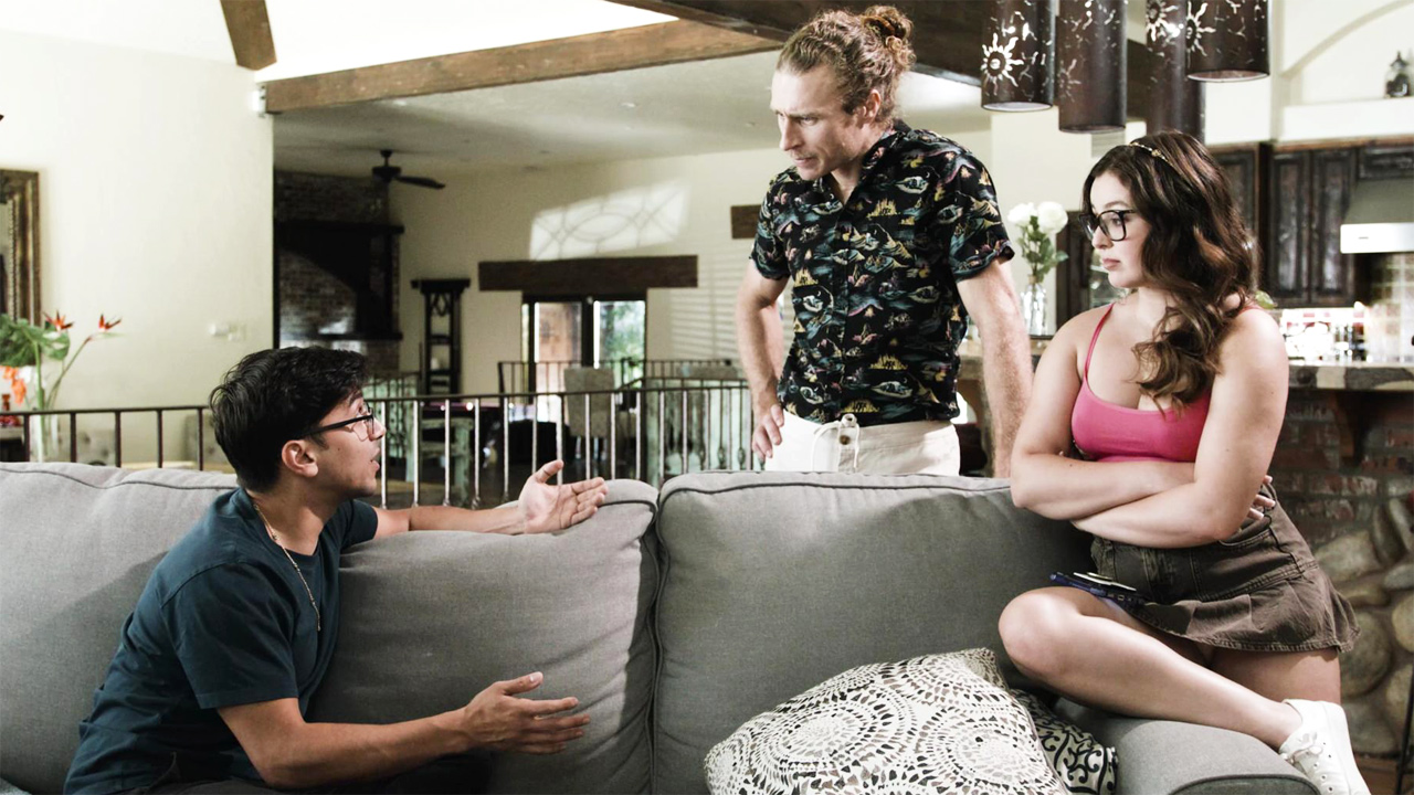 Kıvrımlı üvey kız Leana dert açıp abisini sikmeye zorluyor