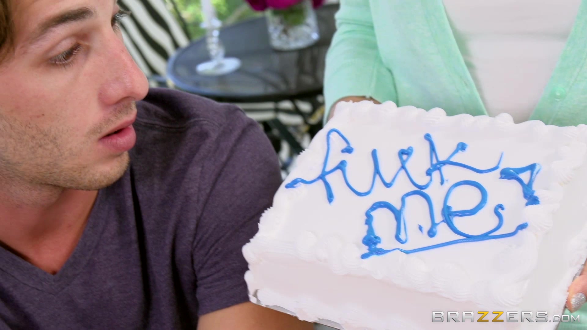 Üvey anne Isis Love yakışıklı çıtırı amını yalatıp delirtiyor